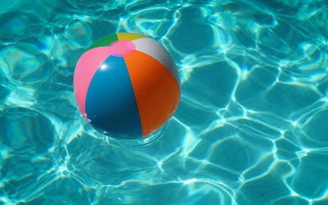 Beach ball in a swimming pool - can leopard geckos swim?